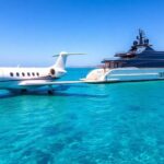 Privatjet und Luxusyacht in ruhigen Gewässern.