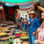 Viajero de lujo en un ambiente vibrante de mercado local.