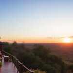 Luxuoso lodge de safári em uma bela paisagem africana.