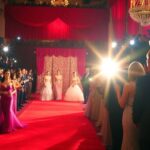 Hóspedes elegantes em um tapete vermelho em um evento de gala.