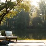 Retiro de bienestar lujoso con agua tranquila y vegetación.