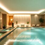 Spa luxuoso com salas de tratamento e relaxantes elementos aquáticos.