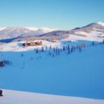 Luxus-Skigebiet mit schneebedeckten Pisten und Chalets.