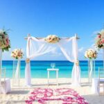 Mariage de destination installé sur une belle plage.