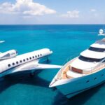 Jet privé et yacht dans un cadre de voyage pittoresque.