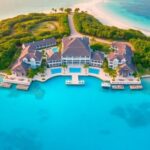 Complexe hôtelier de luxe sur une plage avec des eaux bleues claires.