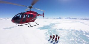 Read more about the article Aventuras de Ultra-Lujo: Safaris en Helicóptero, Buceo en Hielo y Más