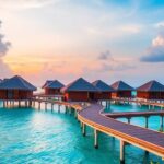 Bungalows de luxe sur l'eau au coucher du soleil dans des eaux tropicales.