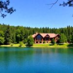 Lodge luxueux dans la nature avec un lac et une forêt en toile de fond.