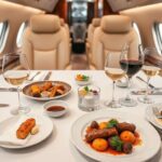 Comida gourmet servida en la mesa de comedor de un jet privado.