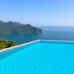 Piscine à débordement privée avec vue imprenable et environnement luxuriant.