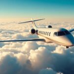 Un jet privé luxueux volant à travers un ciel bleu clair.