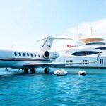 Jet privé et yacht dans un cadre de voyage luxueux.