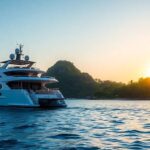 Luxusyacht auf klarem Wasser in der Nähe einer tropischen Insel.