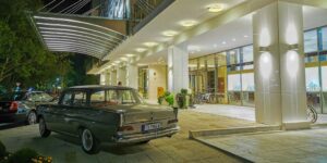 Read more about the article Where to Combine Classic Car Events with Ultra-Luxury Accommodations
