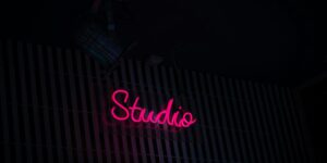 Read more about the article Commissioning Art on the Road: Private Studio Visits and Bespoke Pieces