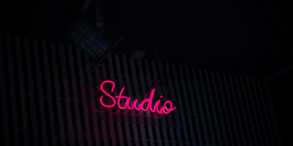 Read more about the article Commissioning Art on the Road: Private Studio Visits and Bespoke Pieces