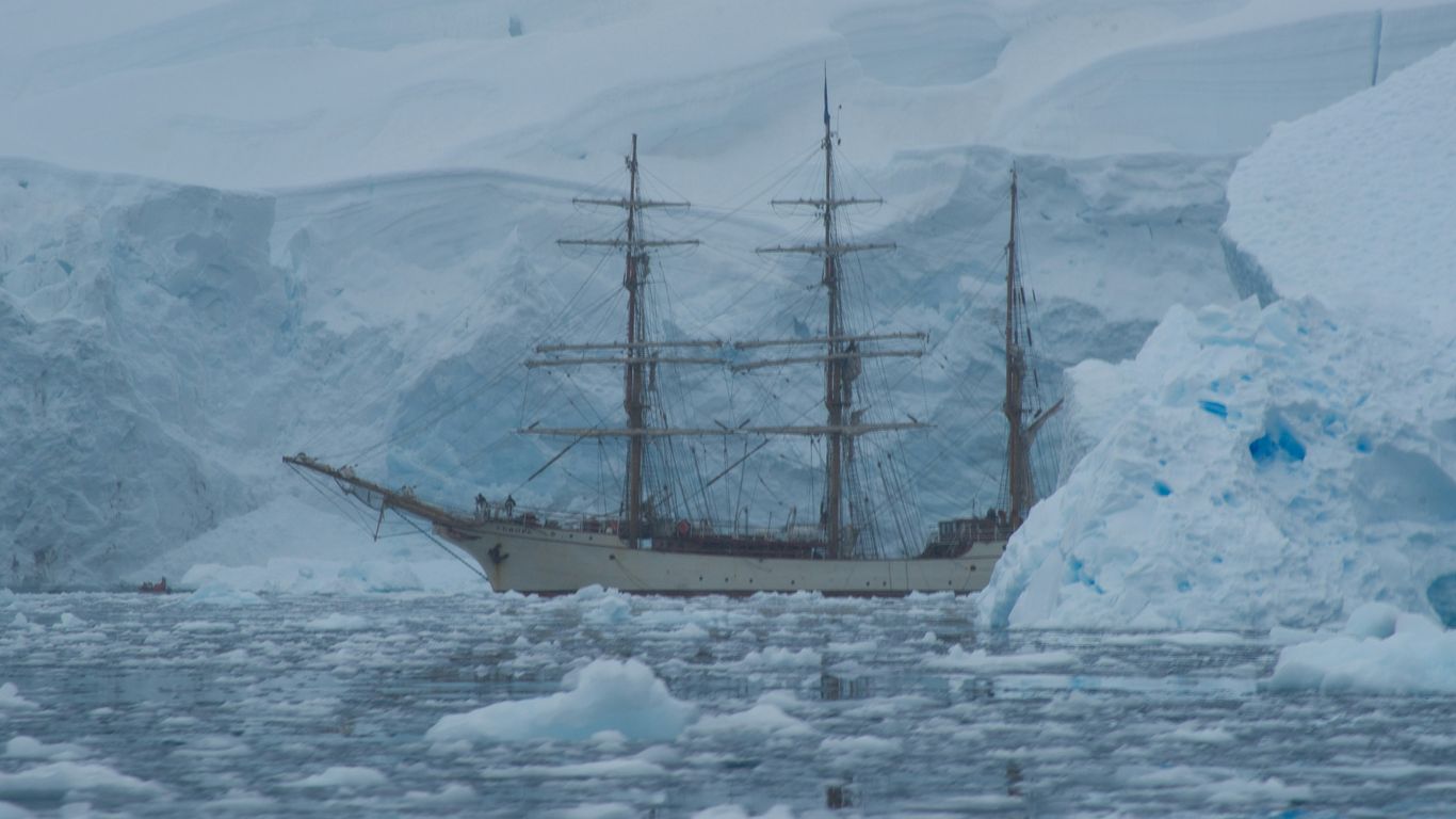 You are currently viewing Antarctica Fly-Cruise Charters: Avoid the Drake