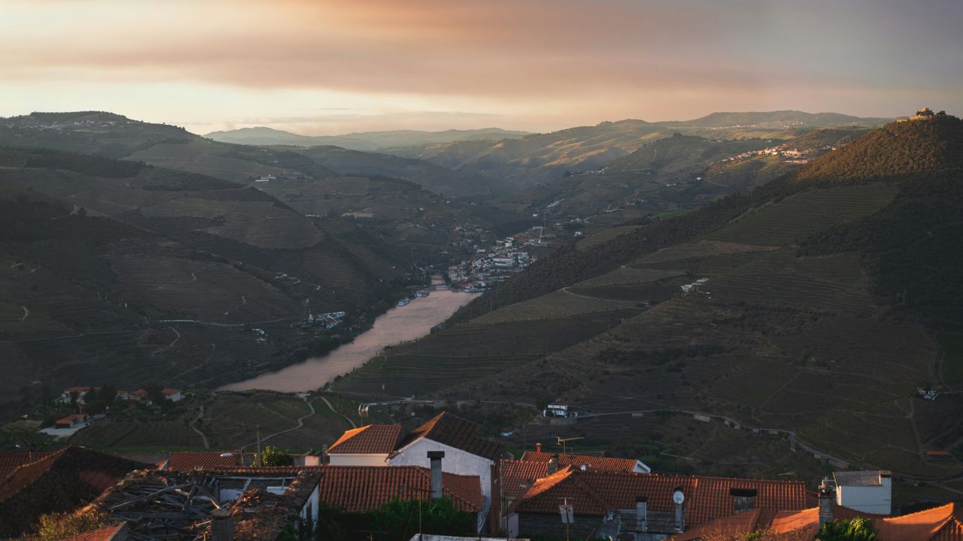 You are currently viewing Douro Valley Quintas Buyouts with River Access and Spa Wing
