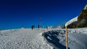 Read more about the article Hokkaido Powder Lodges with Heli-Cat Mix and Onsen Recovery