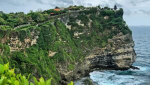 Read more about the article Bali Cliff Villas with Ocean Temples and Wellness Residencies