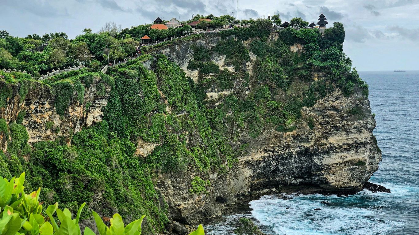 Read more about the article Bali Cliff Villas with Ocean Temples and Wellness Residencies