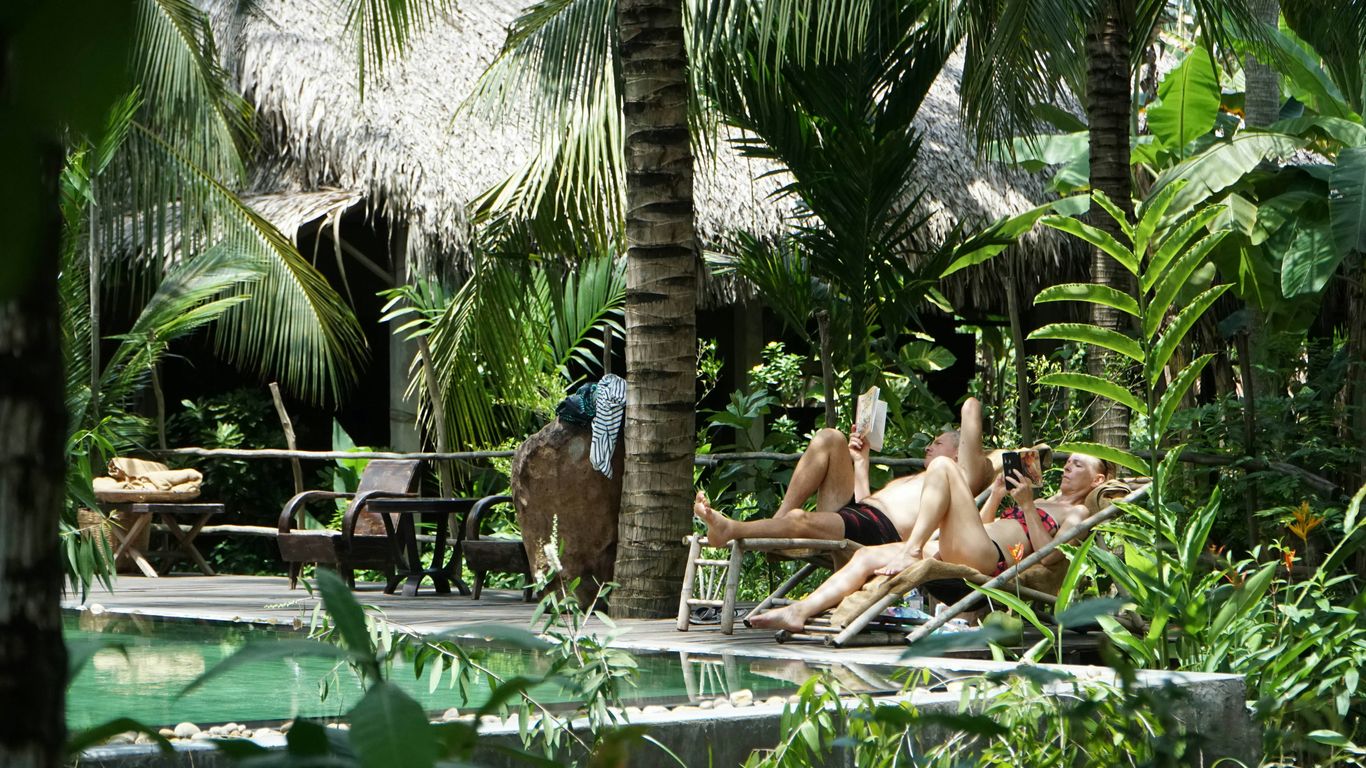 Read more about the article Fiji vs Tahiti for Family Villas and Crew-to-Guest Ratios