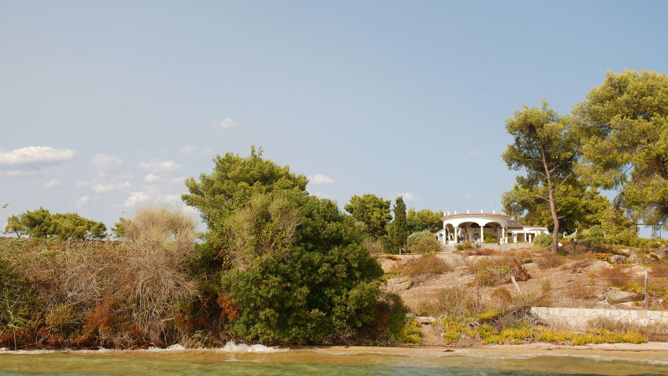 Read more about the article Mykonos vs Paros for Low-Key Privacy and Helipad Access