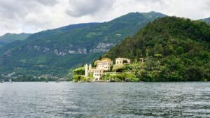 Read more about the article Lake Como vs Amalfi for Boat Garages and Chef Service