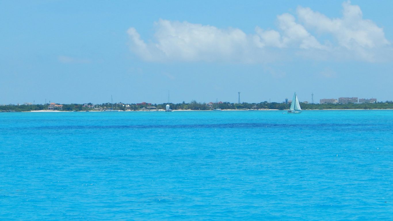 You are currently viewing Turks vs Bahamas for Door-to-Yacht Transfers and Reefs